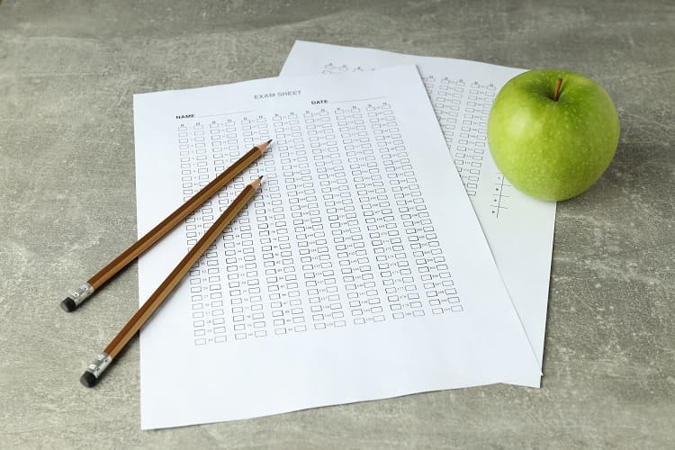 دوره تخصصی TOEFL 5 Pros and cons of taking the TOEFL test